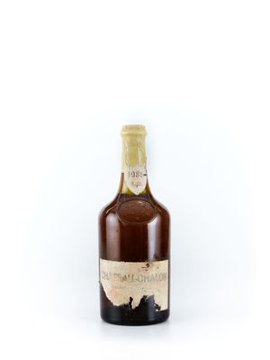 l'image d'une bouteille de vin posée sur une surface blanche