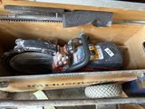 une boîte pleine d'outils posée sur une table