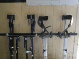 un mur sur lequel sont accrochés plusieurs paires de skis et des bâtons de ski