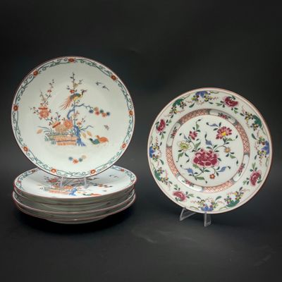 de nombreuses assiettes empilées les unes sur les autres