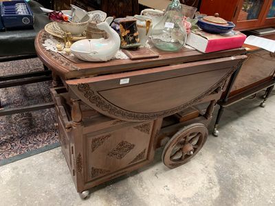 Table servante en bois naturel, le plateau à volets.