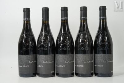 six bouteilles de vin sont alignées sur une surface blanche