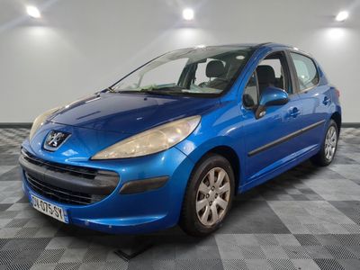 la voiture bleue est garée dans le garage sur le sol en damier