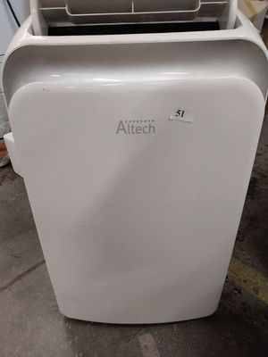une petite machine blanche posée par terre