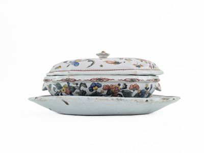 an image of a white bowl with a lid and a plate on it