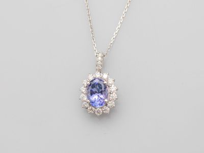 un pendentif en tanzanite et diamants monté sur une chaîne