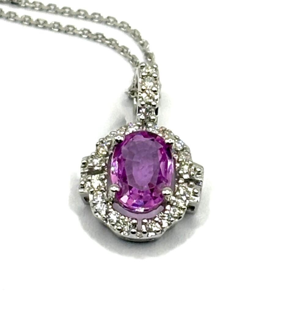 Pendentif et chaîne maille forçat diamantée en or blanc 18K 750/1000, poinçon « tête d'aigle », serti d'un saphir ros...