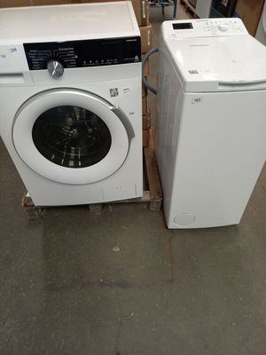 une machine à laver et un sèche-linge installés dans une pièce