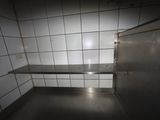 une étagère en métal au milieu d'une pièce carrelée
