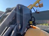 a crane that is sitting on the back of a truck