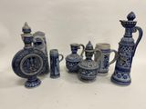 plusieurs pièces de poterie bleue et blanche posées sur une table blanche