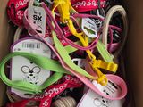 une boîte en carton remplie d'articles divers à vendre