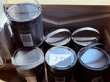plusieurs pots de peinture posés sur un rebord de fenêtre, à côté d'un autre rebord de fenêtre