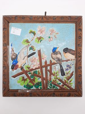 une photo d'un tableau représentant des oiseaux, accroché au mur