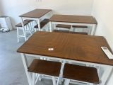 des tables et des tabourets dans une pièce, sur lesquels est posé une télécommande