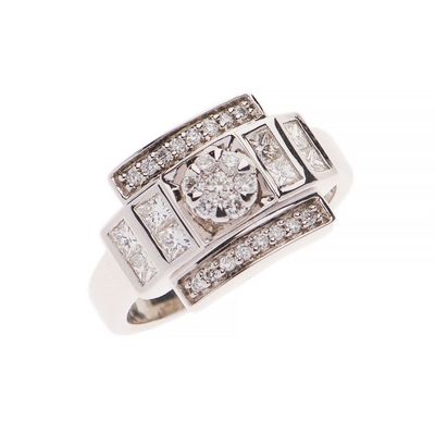 gros plan d'une bague en diamant sur fond blanc