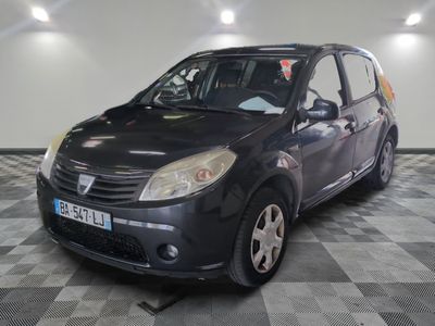 la photo d'une petite voiture noire garée dans un garage