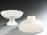 deux assiettes blanches posées l'une à côté de l'autre sur une table