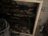 une petite armoire contenant des outils et d'autres objets