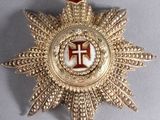 une image représentant une médaille d'or surmontée d'une croix