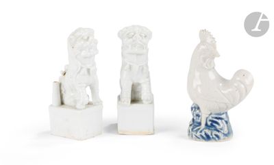 trois figurines représentant un coq et une poule, posées sur un socle