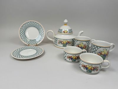 cinq tasses, une soucoupe et une assiette sur la table