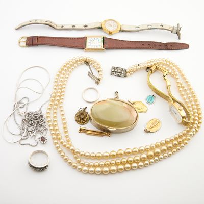 beaucoup de bijoux posés sur la table