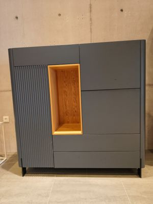 une armoire grise avec une étagère en bois au milieu