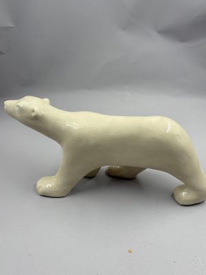 figurine d'ours polaire en céramique de couleur crème sur fond blanc