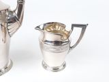 une cafetière en argent et une théière en argent