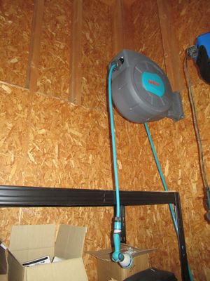 un tuyau bleu fixé au mur d'une pièce
