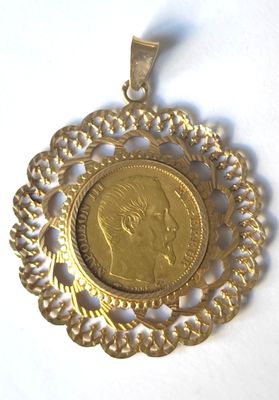 un gros plan d'une pièce d'or entourée d'une chaîne