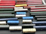 un grand nombre de trains miniatures posés sur une table