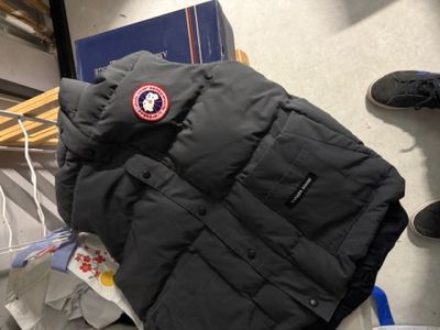 une veste et une paire de chaussures posées par terre
