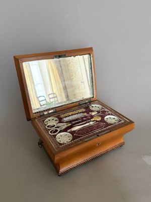 une petite boîte en bois surmontée d'un miroir