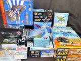 de nombreux types de jouets et de jeux sur la table