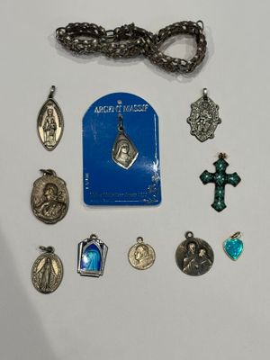 beaucoup d'objets religieux sur la table