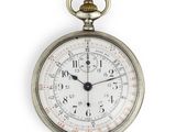une montre de poche en argent sur fond blanc