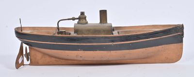 un petit bateau en bois équipé d'une pompe à eau