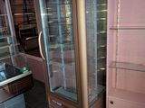 une vitrine en verre au milieu d'un magasin