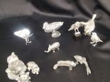 de nombreuses figurines en argent posées sur un tissu noir