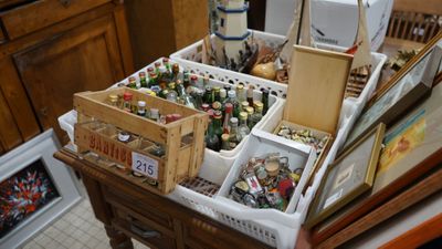 une table sur laquelle sont posées de nombreuses bouteilles de bière