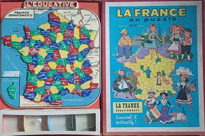 deux cartes de la France accrochées au mur