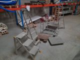 une échelle posée dans une pièce, à côté d'un tas de bois