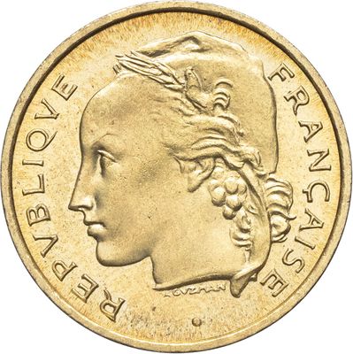 gros plan d'une pièce de monnaie sur laquelle figure un visage de femme