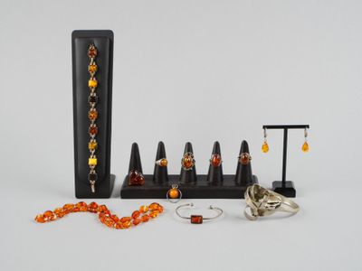 un assortiment de bijoux comprenant des bagues, des bracelets et des bagues