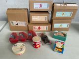 plusieurs cartons de nourriture posés les uns à côté des autres sur une table