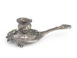un plateau en argent ancien sur lequel sont posés une cuillère et un bol