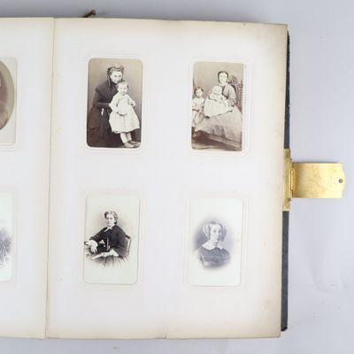 une vieille photo d'un livre contenant des photos de personnes