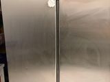 Deux réfrigérateurs en acier inoxydable sont exposés dans un magasin.